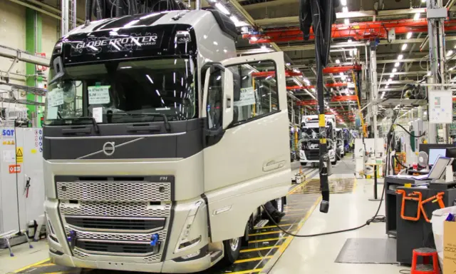 Camión Volvo FH en línea de montaje. El Volvo Group fabrica estos vehículos.