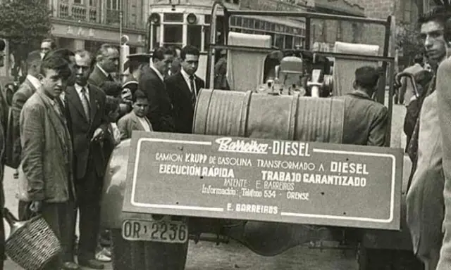 Un camión Barreiros-Diesel, transformado de gasolina, exhibido en la calle. Un grupo de hombres observa la innovación.