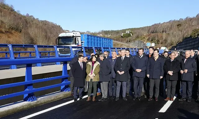 Grupo de personas en el viaducto A6, con un camión al fondo.