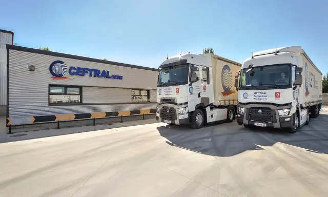 Dos camiones de CEFTRAL, listos para el curso de tráfico de mercancías por carretera.