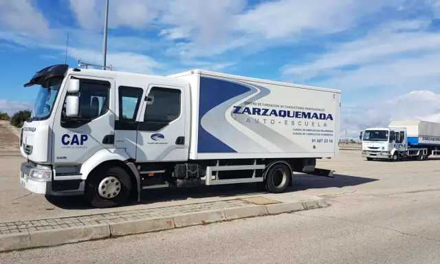 Camiones de autoescuela Zarzaquemada. Consulta el permiso C1 precio y otros cursos.