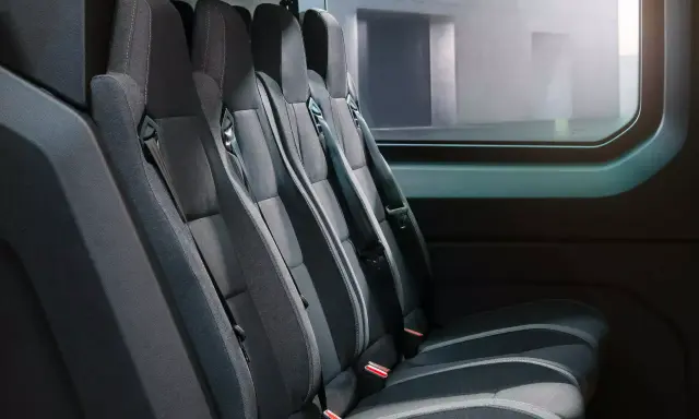 Asientos traseros del renault master interior, con cinturones de seguridad y ventana lateral.