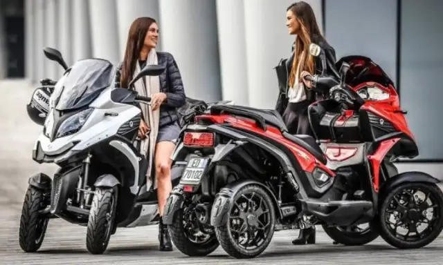 Dos mujeres junto a dos triciclos. ¿Qué quad puedo llevar con el carnet B? Estos modelos son una opción.