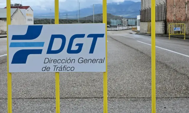 Cartel de la DGT, Dirección General de Tráfico, con el logo azul. Quizás aquí se preparen los códigos examen DGT.