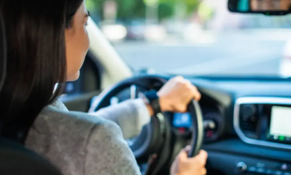 Mujer conduciendo, lista para obtener su carnet C subvencionado Comunidad Valenciana.