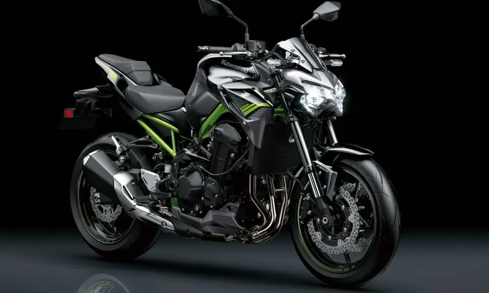 Kawasaki Z900 negra y verde, ideal para tu carnet A2. Potencia y estilo para la carretera.
