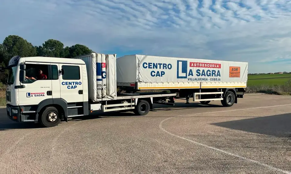 Camión con remolque de autoescuela "La Sagra". Con el carnet C, se puede conducir una cabeza tractora como esta para aprender.