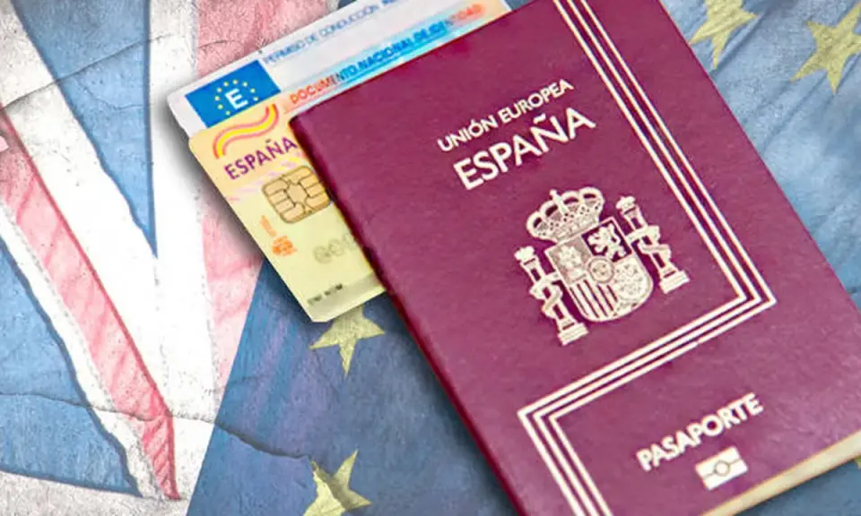Pasaporte español y carnet de conducir básico sobre banderas de Reino Unido y Unión Europea.