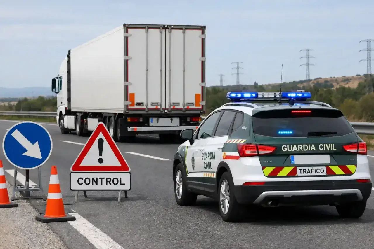 Guardia Civil detiene un cami&oacute;n en un control de tr&aacute;fico. El conductor podr&iacute;a recibir una multa por no tener tarjeta de transporte.