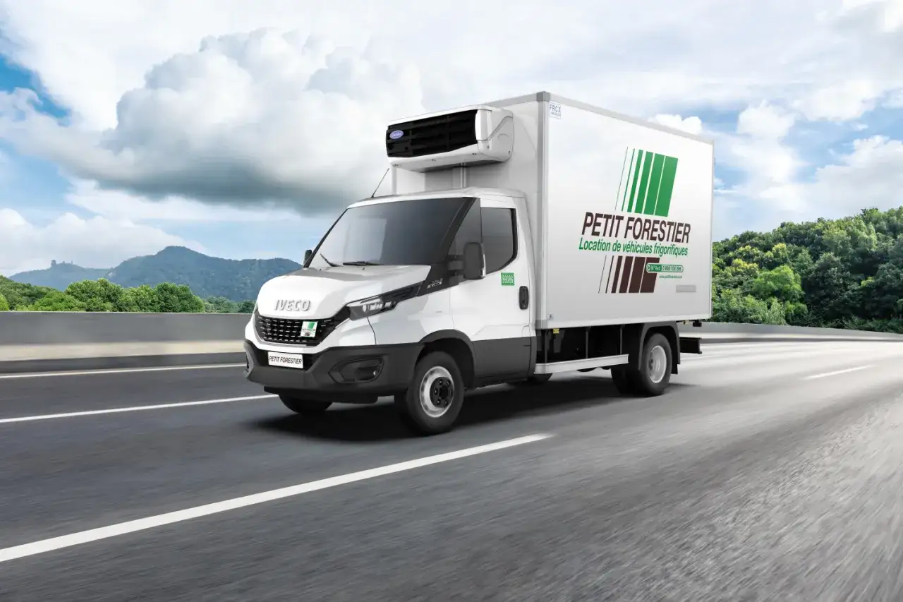Cami&oacute;n frigor&iacute;fico de Petit Forestier en carretera, ideal para el transporte de alimentos.