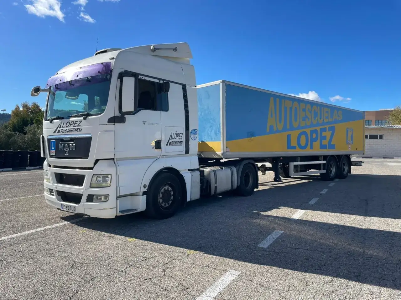 Camión de autoescuela López listo para aprender a conducir.