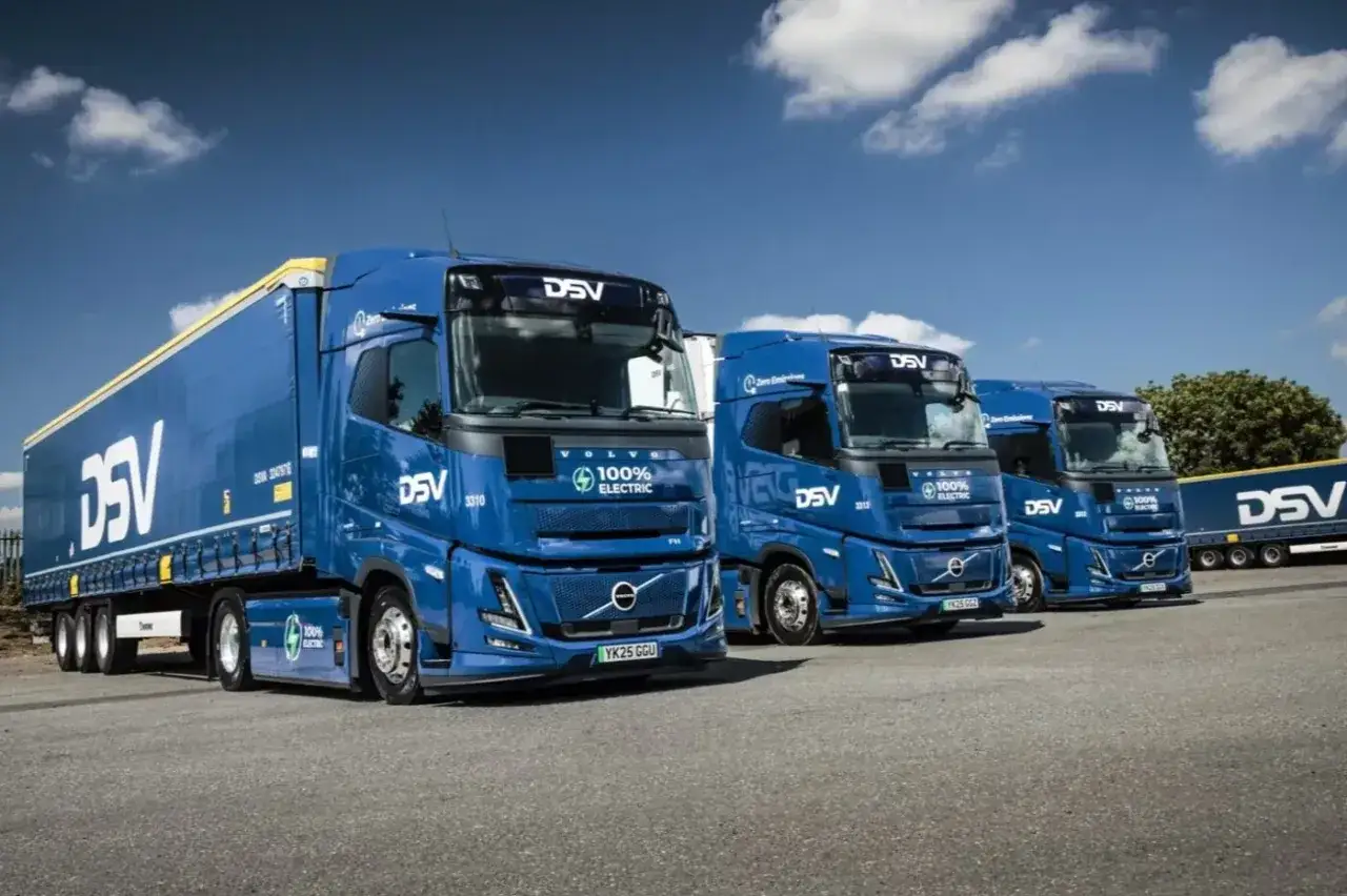 Tres camiones Volvo FH Electric azules de DSV, listos para entregas cero emisiones.