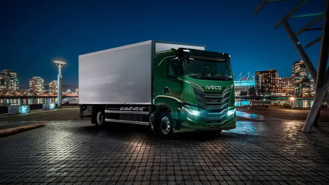 Camión Iveco S-Way 530 verde, moderno y con luces LED, aparcado en un muelle urbano de noche. Las opiniones sobre este modelo son muy positivas.