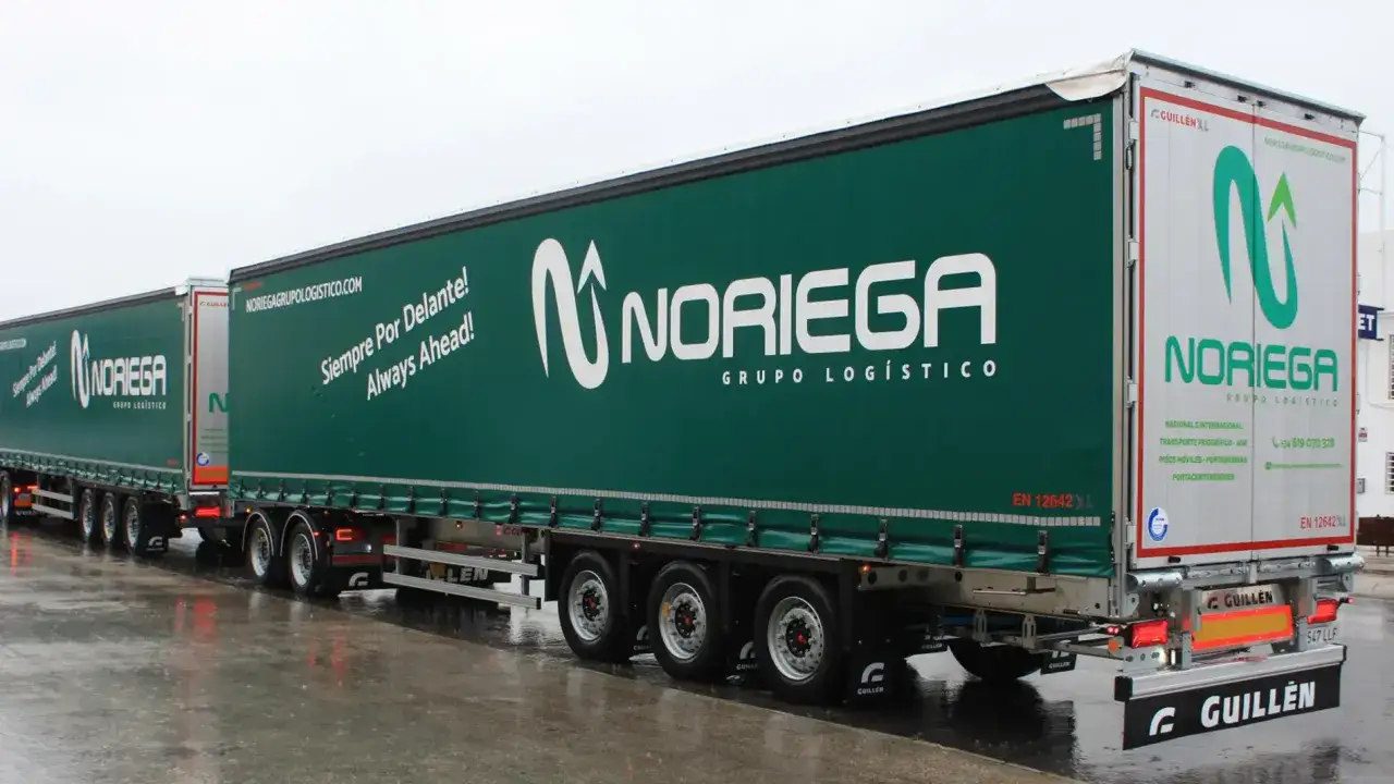 Dos camiones de Noriega Grupo Logístico, con remolques verdes y blancos, listos para operar con un carnet C+E.