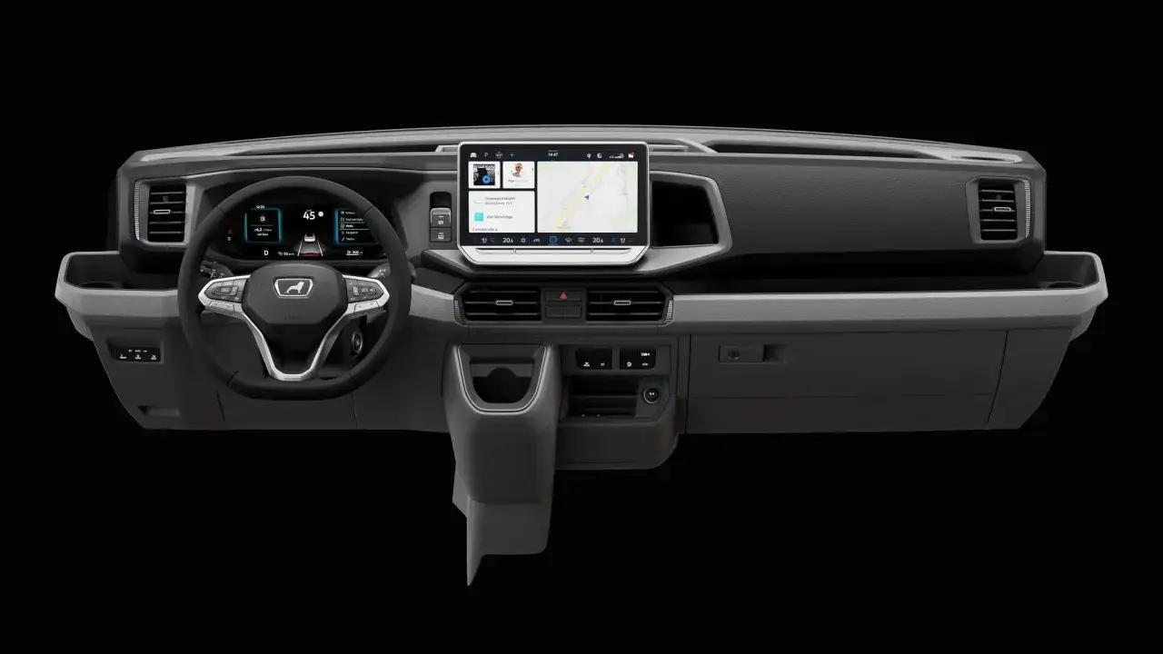El interior del Crafter, con volante multifunción, pantalla táctil central con navegación y cuadro de instrumentos digital.