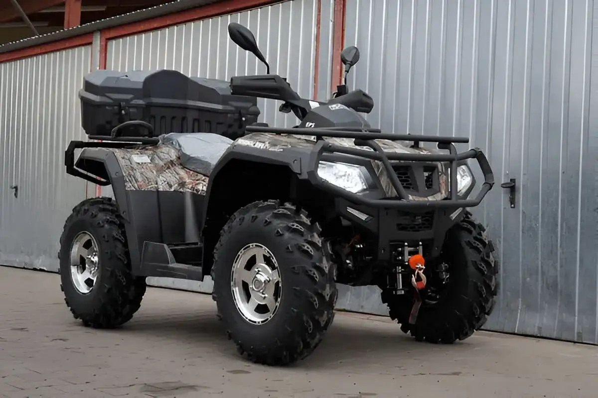 Quad 660 con diseño camuflado, caja trasera y cabrestante. Ideal para obtener tu carnet para conducir quad 660 y explorar terrenos difíciles.