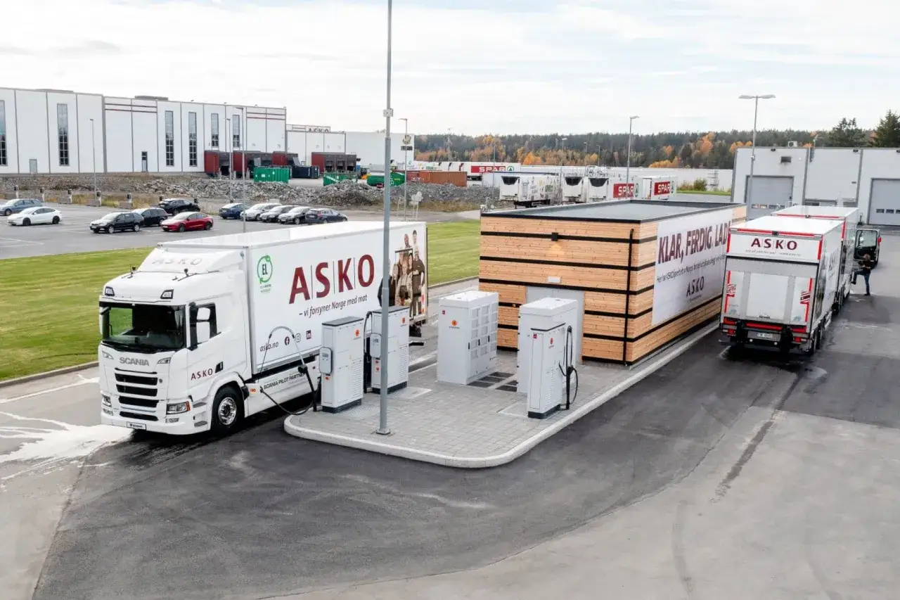 Un camión Scania eléctrico de ASKO se carga en una estación.