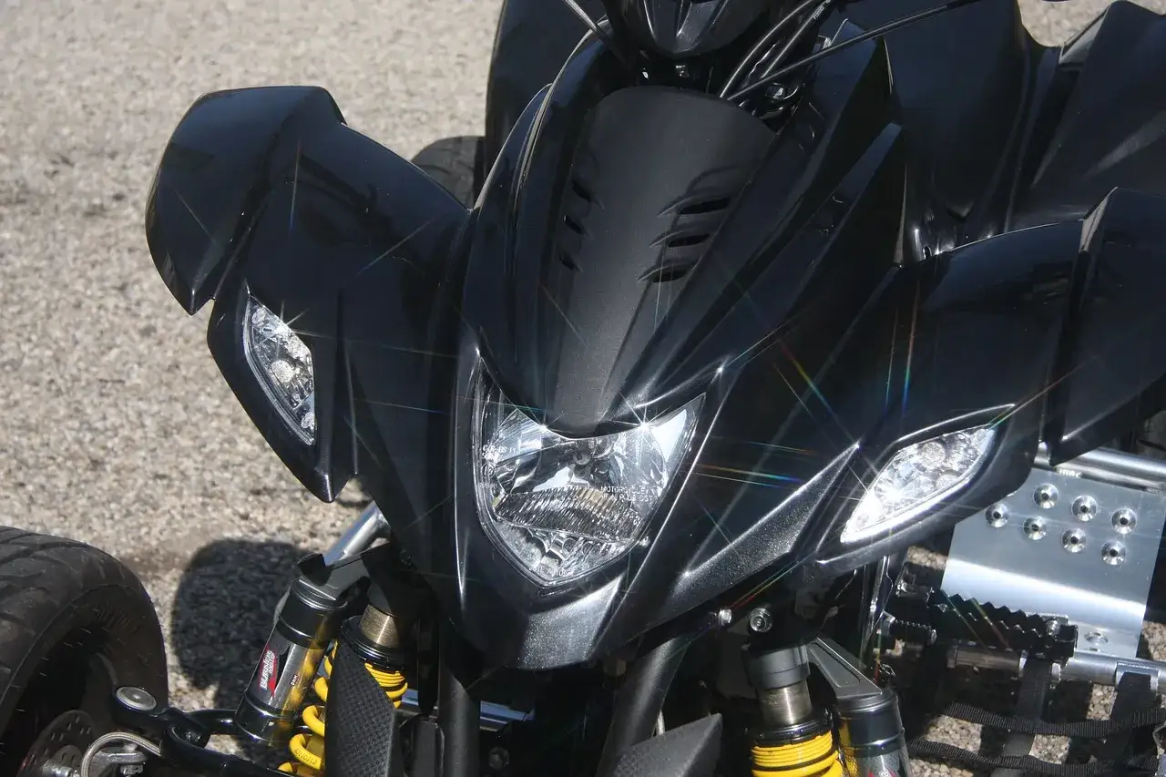 Detalle frontal de un quad negro brillante. Para conducir un quad de 500cc, se necesita el carnet B.