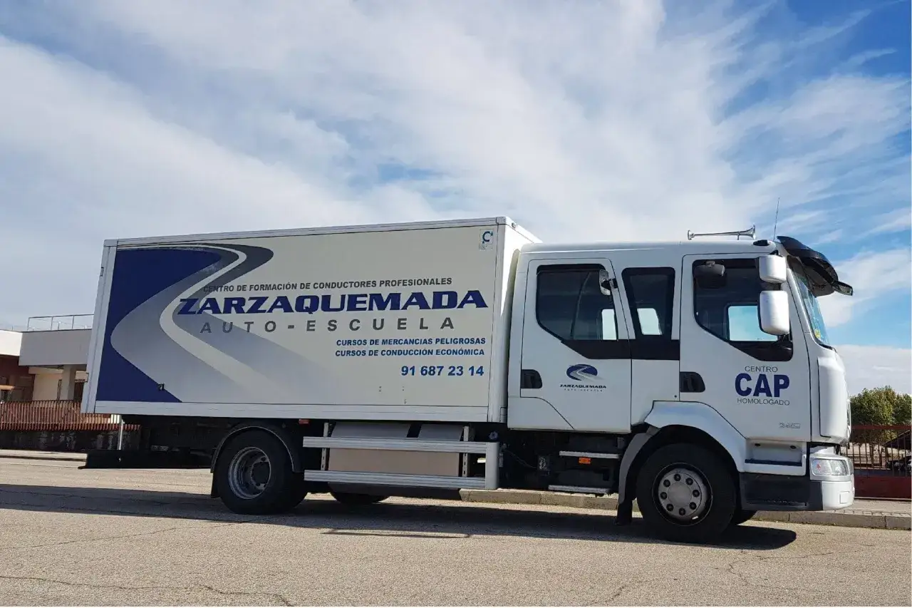 Camión de autoescuela Zarzaquemada, ideal para obtener tu carnet C subvencionado Comunidad Valenciana.