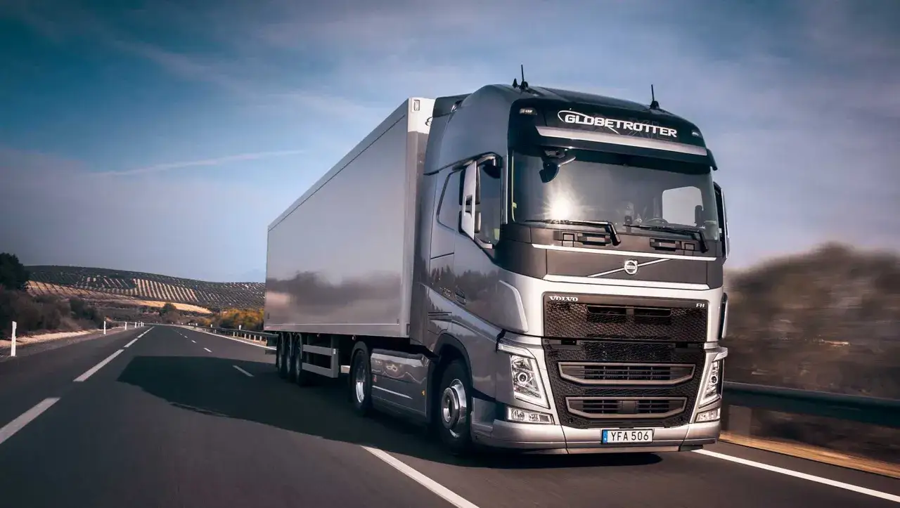 Camión Volvo FH Globetrotter en carretera, listo para recorrer el mundo. ¡Volvo i Save, eficiencia en cada kilómetro!