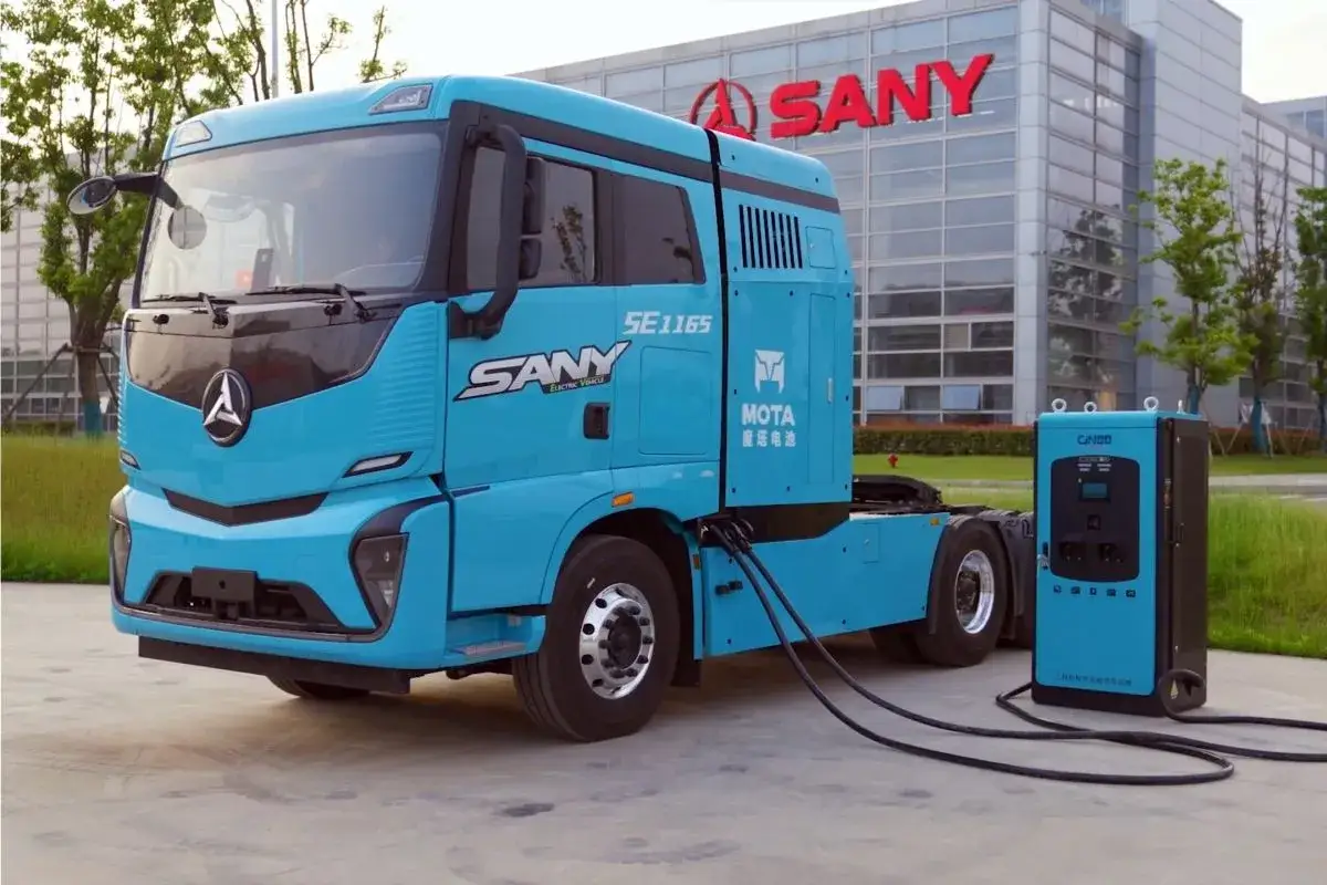 Camión eléctrico SANY SE1165, con capacidad de consumo de camión 40 toneladas, conectado a estación de carga.