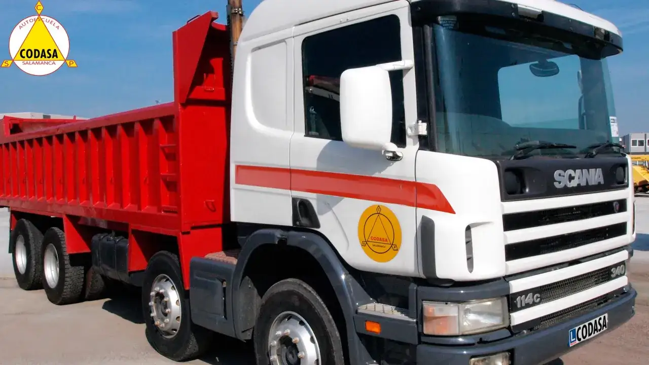 Camión volquete rojo y blanco de Codasa. Consulta el permiso C1 precio para conducir este vehículo.