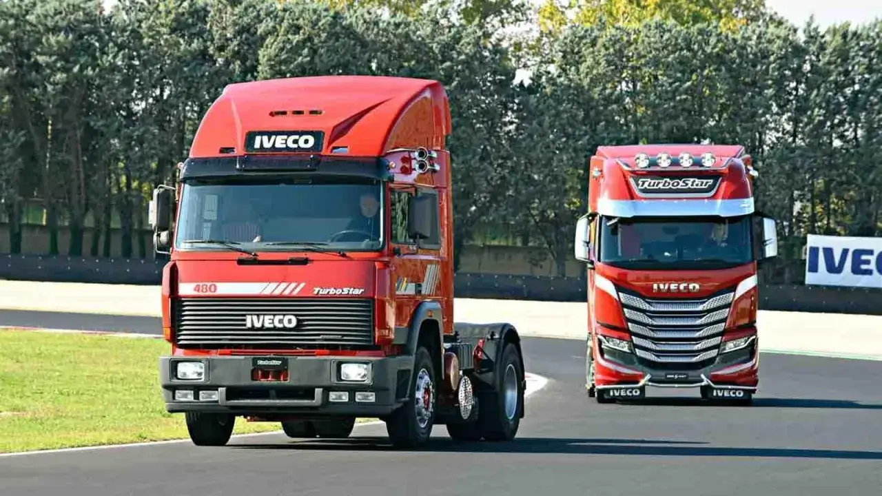 Dos camiones Iveco, uno clásico y otro moderno, compiten en una pista. El clásico, un Iveco S-Way Turbostar, muestra su robustez.