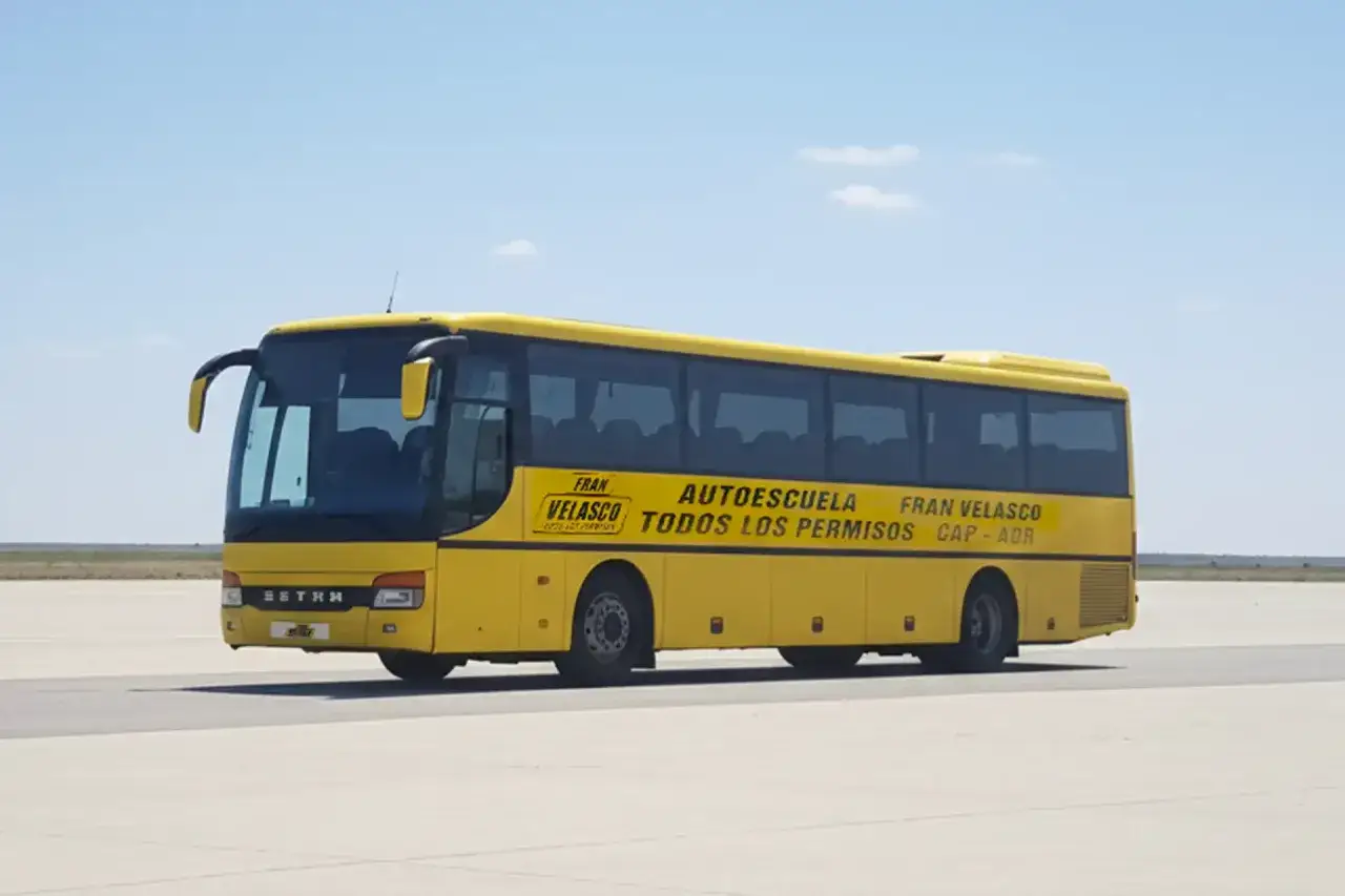 Autobús amarillo de la autoescuela Fran Velasco, listo para obtener el carnet subvencionado de todos los permisos.