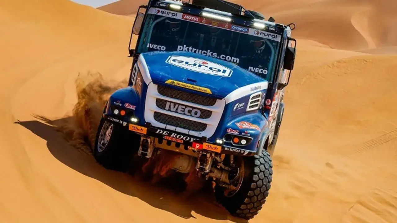 Camión Iveco Dakar surcando dunas, levantando arena. ¡Pura potencia en el desierto!