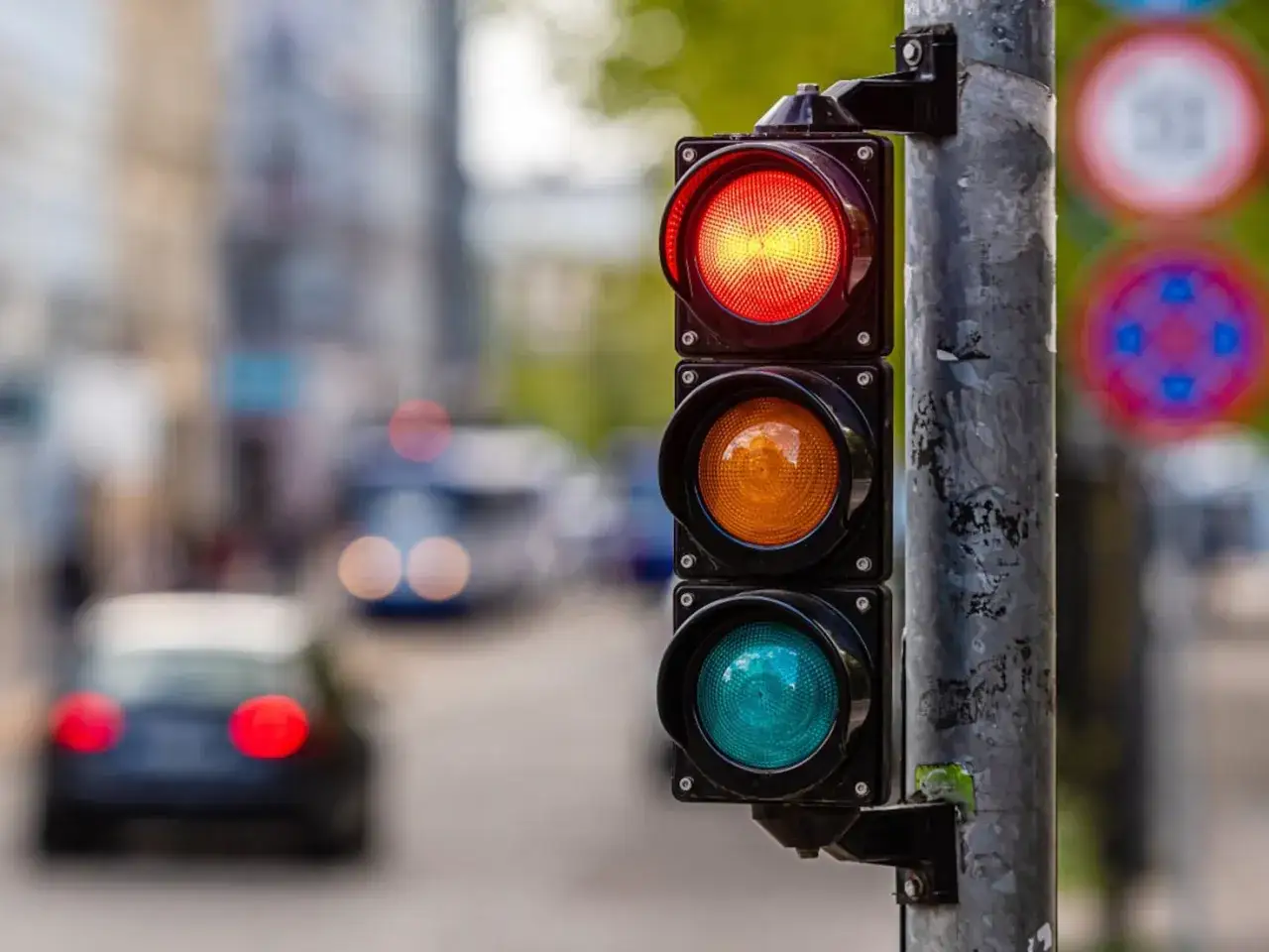 Sem&aacute;foro en rojo, &iexcl;cuidado! Por saltarse un sem&aacute;foro en rojo quitan puntos. Coches y tr&aacute;fico en la calle.