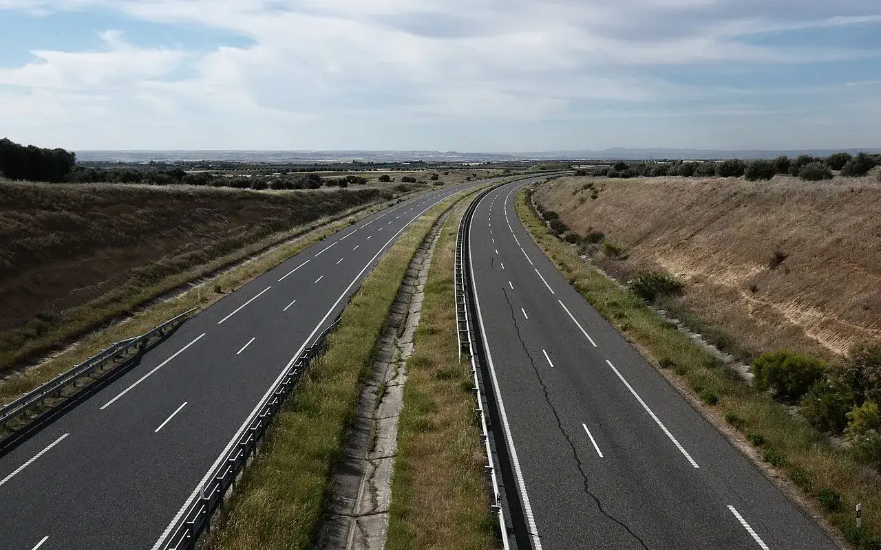 Autopista ap41 gratis, con un paisaje &aacute;rido y un cielo nublado.