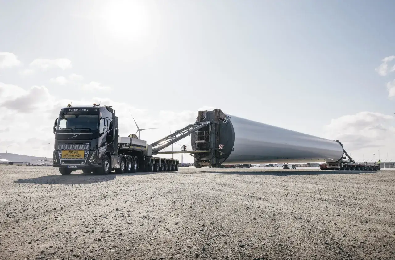 Camión Volvo FH16 780, el más potente, transportando una pala de aerogenerador gigante.