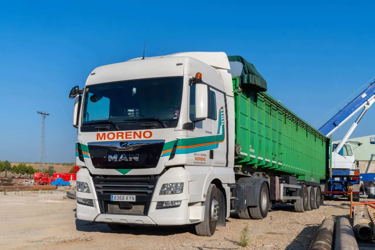 Cami&oacute;n blanco de Moreno con remolque verde. Calcula el precio transporte por kg para tus env&iacute;os.