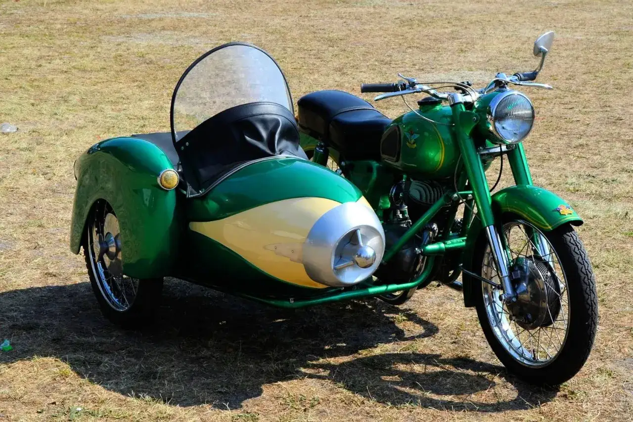 Motocicleta verde con sidecar, ideal para quienes tienen el permiso A1 autoriza a conducir motocicletas con sidecar.