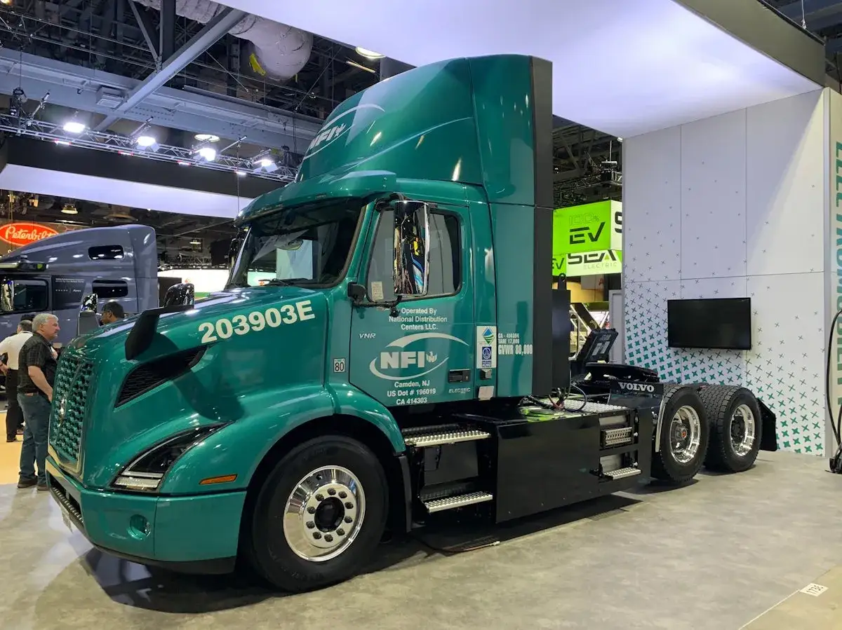 Camión eléctrico Volvo verde brillante, modelo NFI, listo para la distribución.