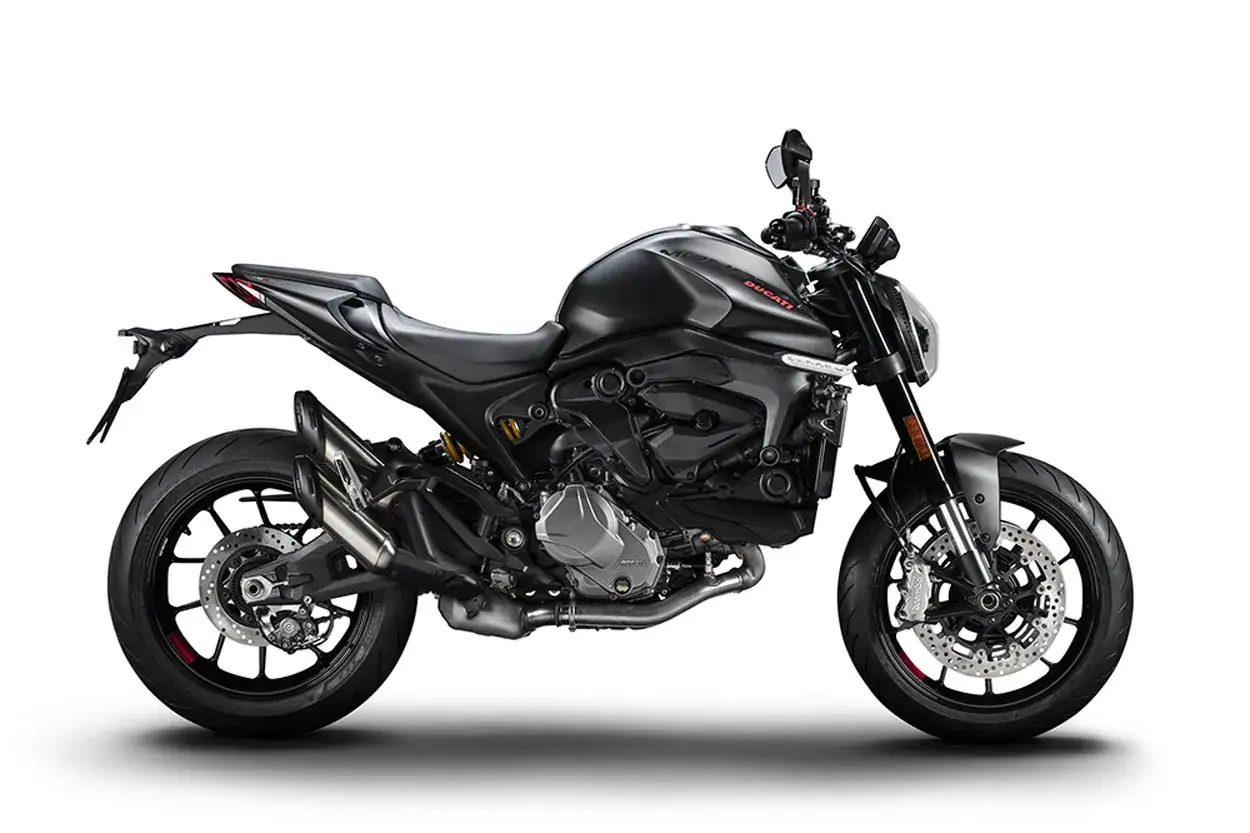 Ducati Monster negra, ideal para el carnet A2. Deportiva y ágil, lista para la aventura.