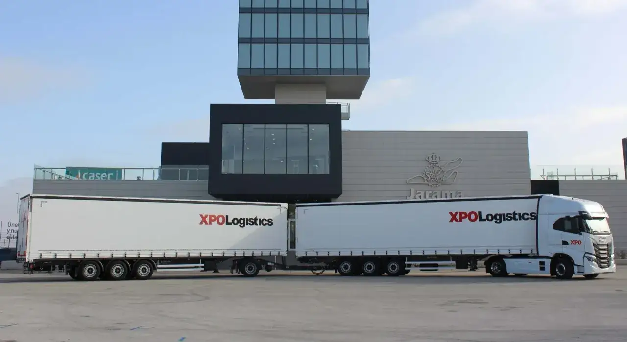 Dos camiones de XPO Logistics listos para transportar 44 toneladas en Espa&ntilde;a.