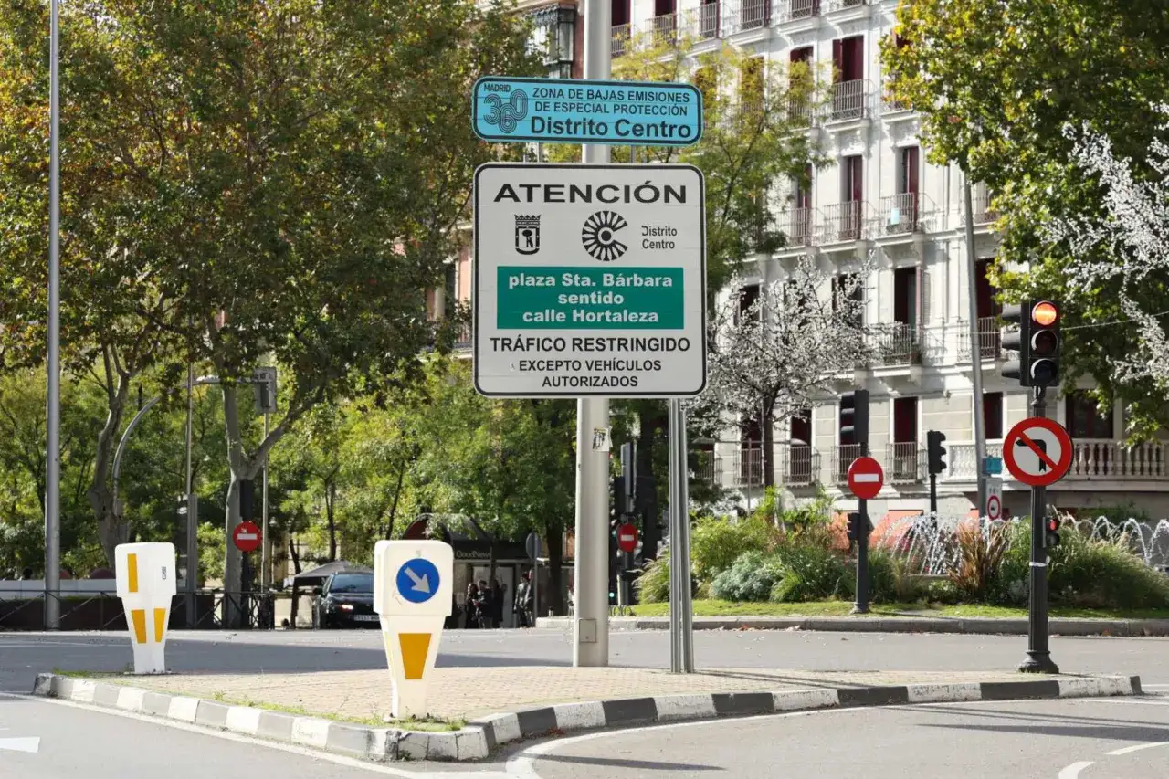 Se&ntilde;al de tr&aacute;fico en zona f de Madrid: 