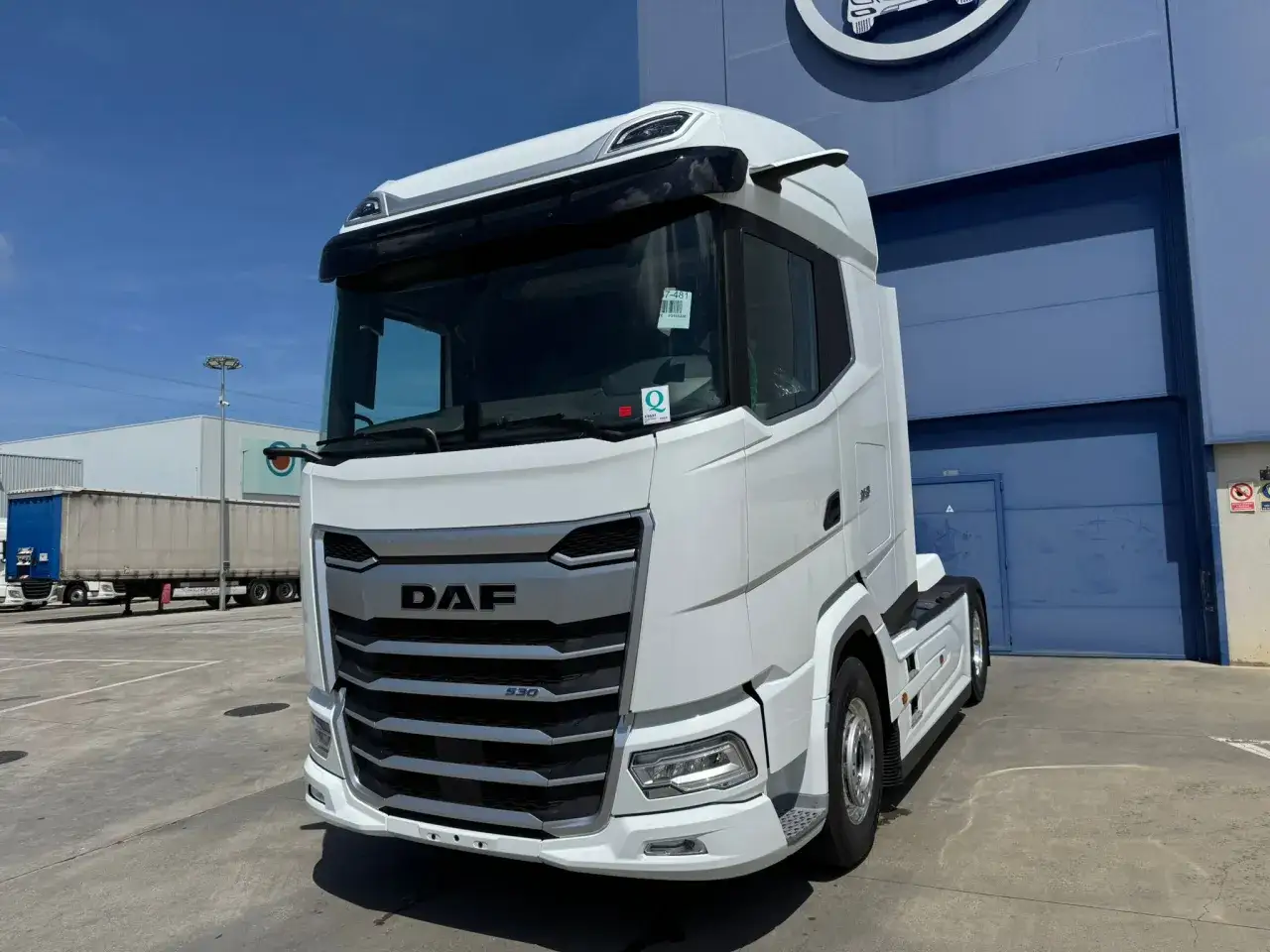 Camión DAF XF 530 blanco, listo para la carretera. Su diseño moderno promete un bajo consumo.