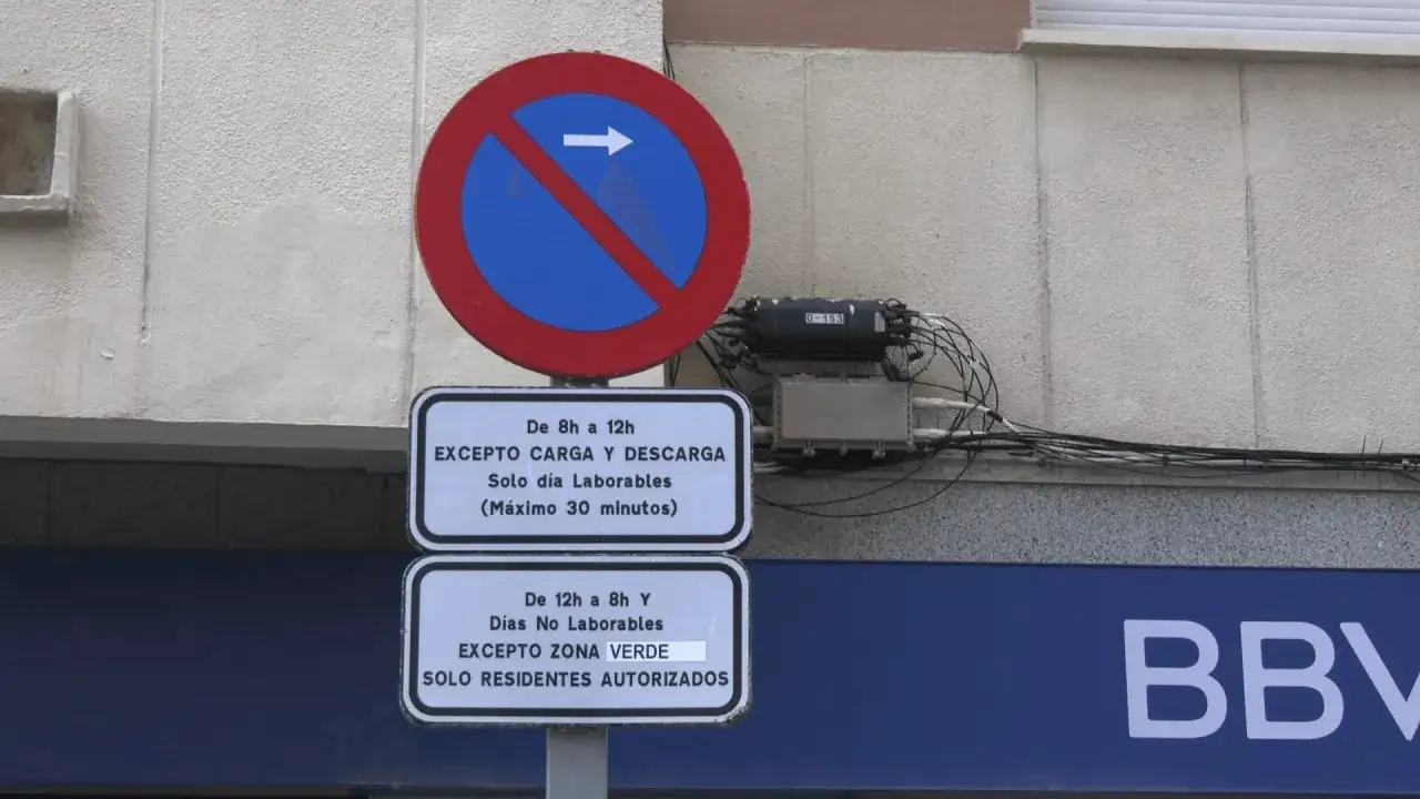 Se&ntilde;al de tr&aacute;fico que indica prohibido carga y descarga, excepto en horarios y d&iacute;as espec&iacute;ficos para residentes autorizados.