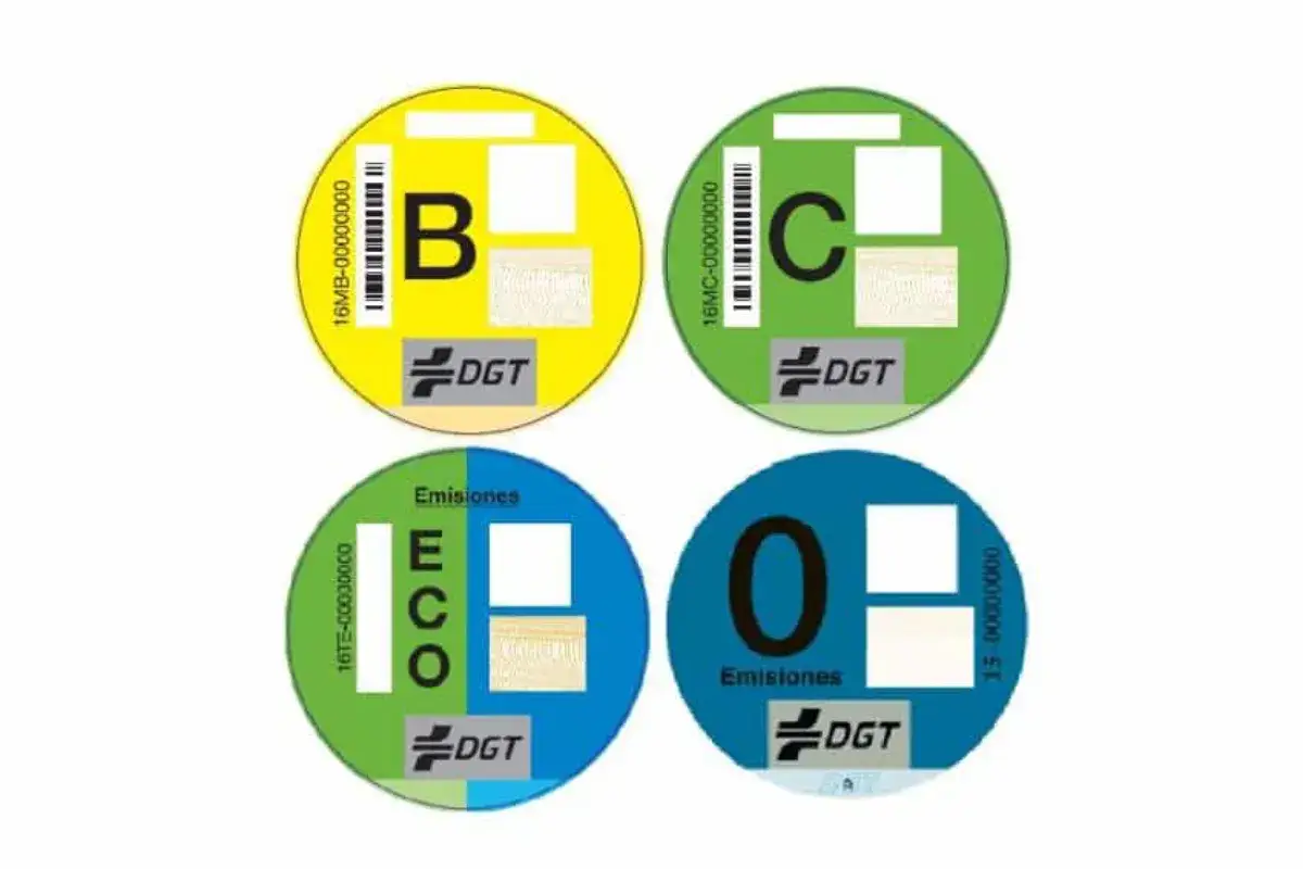 Pegatinas DGT: B (amarilla), C (verde), ECO (verde/azul) y 0 Emisiones (azul). Clasifican vehículos según su impacto ambiental, incluyendo los de euro 6 emisiones.