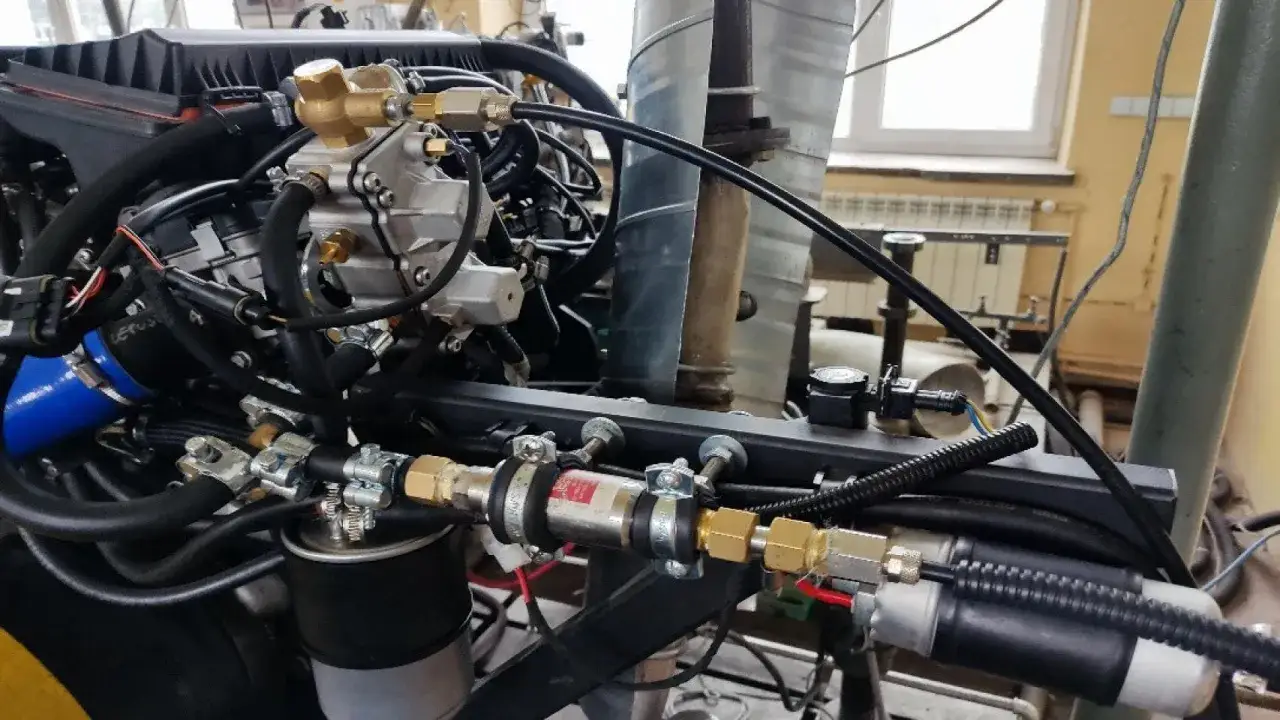 Sistema de combustible dual con componentes de gas y gasolina, listo para la conversión.