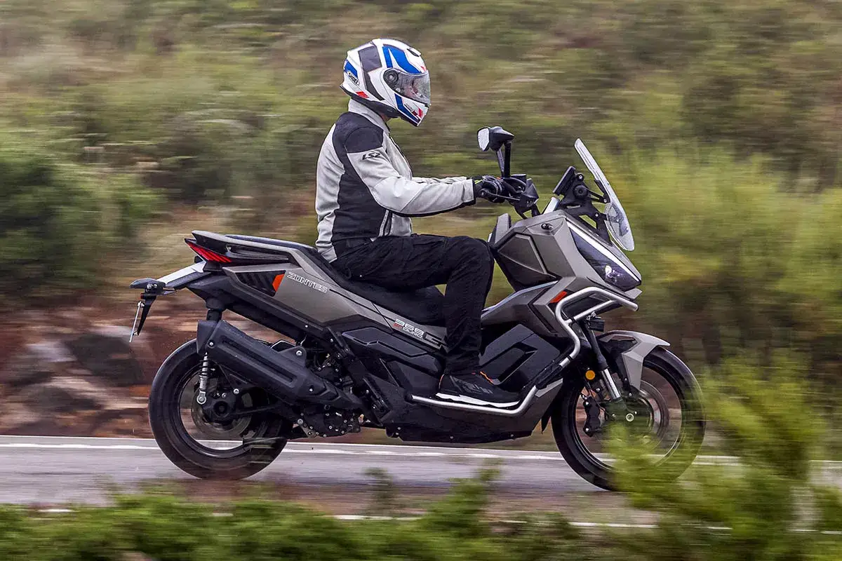 Hombre en moto Zontes 350E, una de las motos A2 autom&aacute;ticas perfectas para la ciudad y escapadas.
