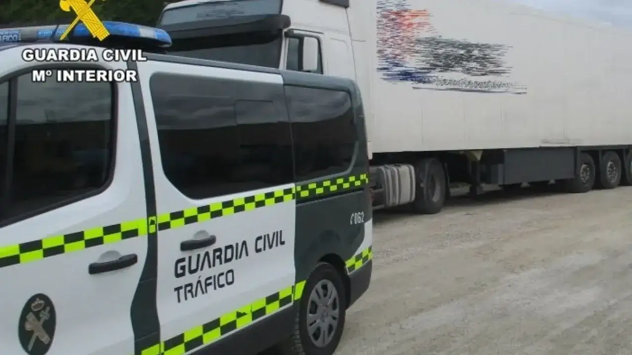 Guardia Civil detiene un cami&oacute;n. El conductor recibi&oacute; una multa por llevar a su mujer en el cami&oacute;n.