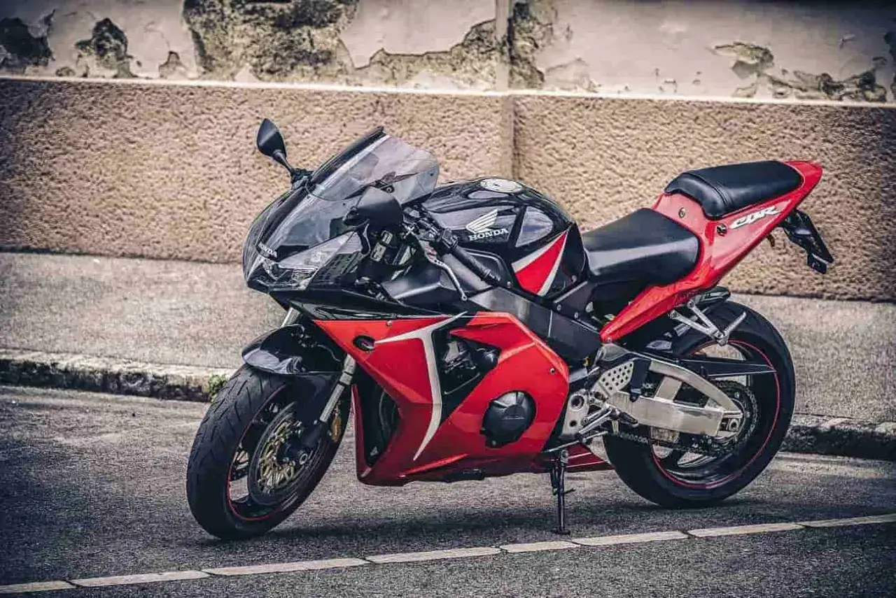 Honda CBR roja y negra, lista para conducir moto sin carnet A2.