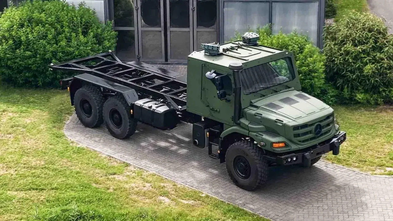 Camión Mercedes Zetros sin carrocería, listo para ser equipado. Su robusto interior y chasis prometen gran capacidad todoterreno.