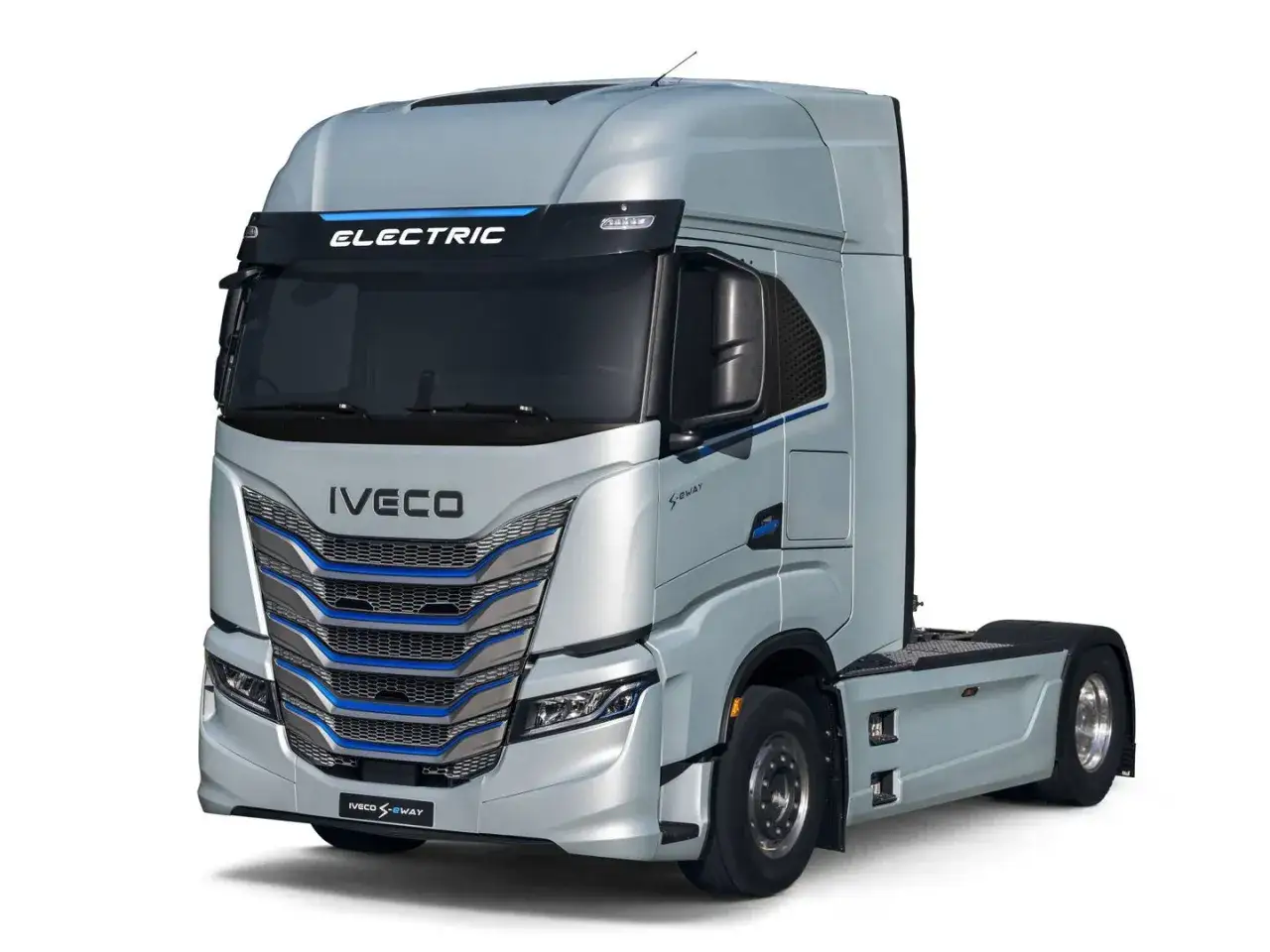 Camión eléctrico nuevo Iveco S-Way, plateado, con detalles azules en la parrilla y el parabrisas.