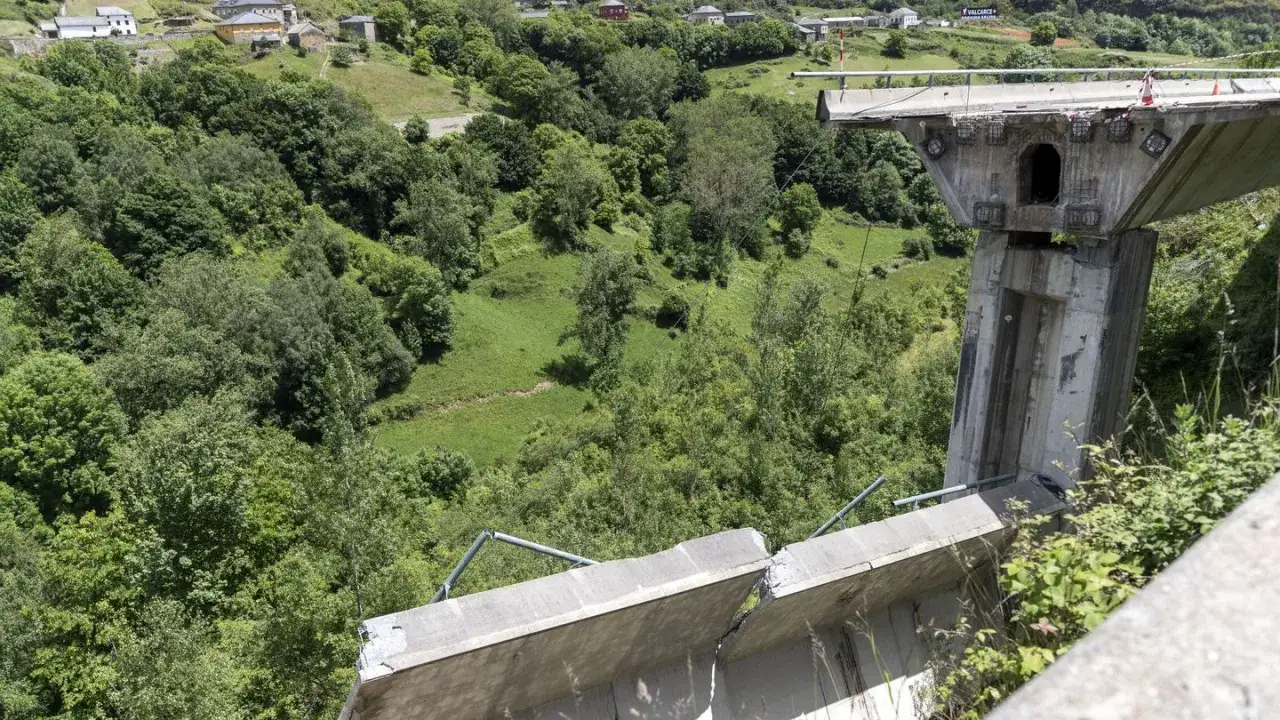El viaducto A6, parcialmente colapsado, se alza sobre un valle verde y frondoso.