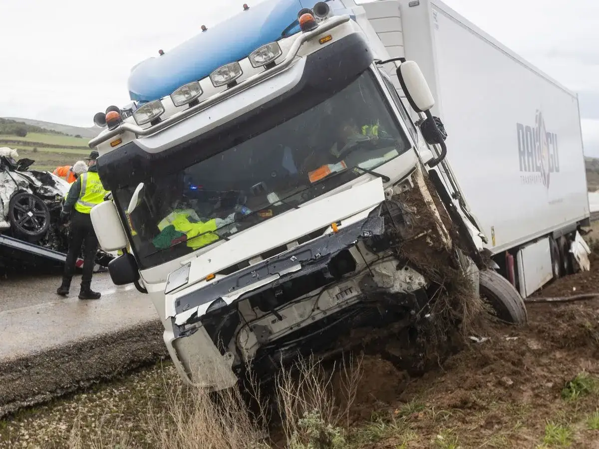 Cami&oacute;n volcado tras accidente en la a3 carretera. Guardia Civil atiende la escena.