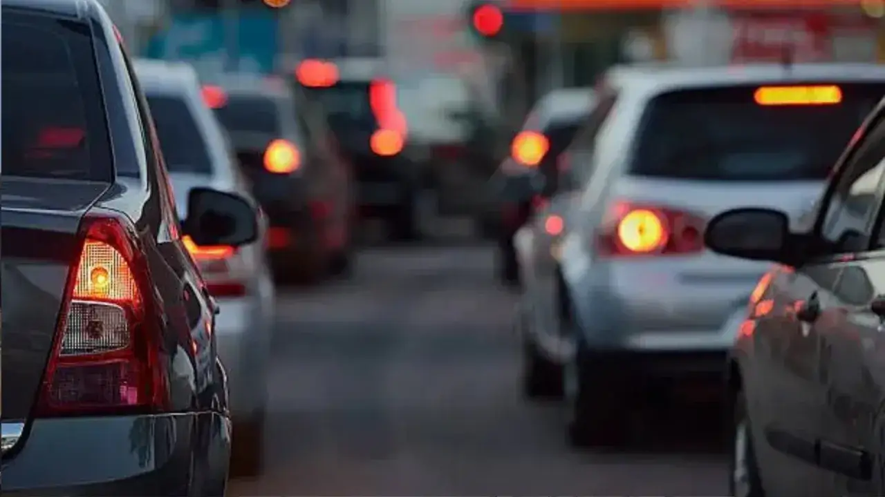 Atasco vehicular con luces rojas y naranjas encendidas. El intermitente que falta es el que indica que el coche de adelante va a girar.